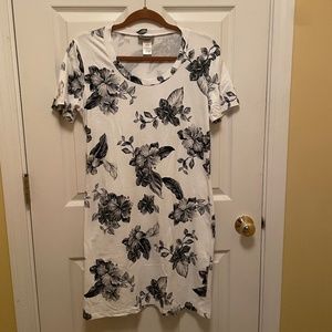 Tommy Bahama Blue/Violet and White Flowered T-Shirt Dress